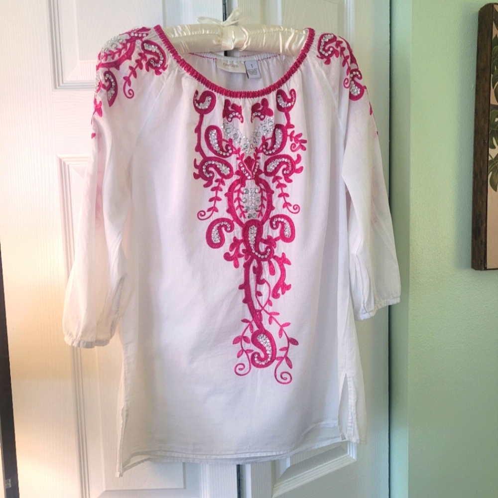 Chico's super cute white top with a dark pink design!